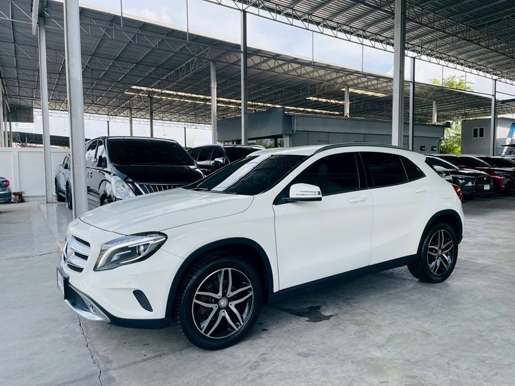 รถ Mercedes-Benz GLA-Class GLA200 สี ขาว