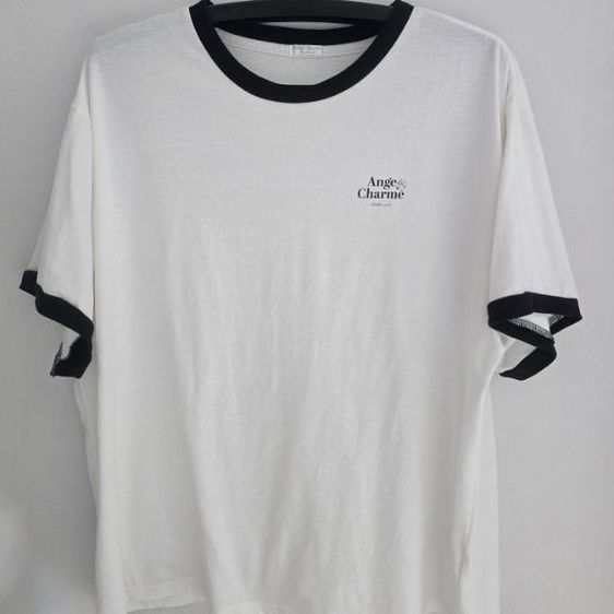 ฟรีไซส์ แขนสั้น อื่นๆ เสื้อยืด Ange Charme สีขาว แต่งขอบดำ งานมินิมอลน่ารัก มือสองสภาพดี  ชำระเงินปลายทางได้