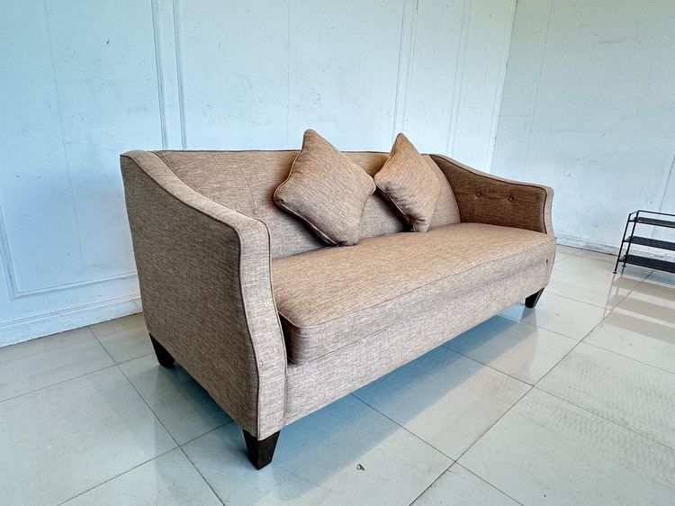 โซฟา 2 ที่นั่ง แบรนด์ LA-Z-BOY เบาะและโครงหุ้มผ้าสีน้ำตาลพิงหลังดึงดุม รูปที่ 3