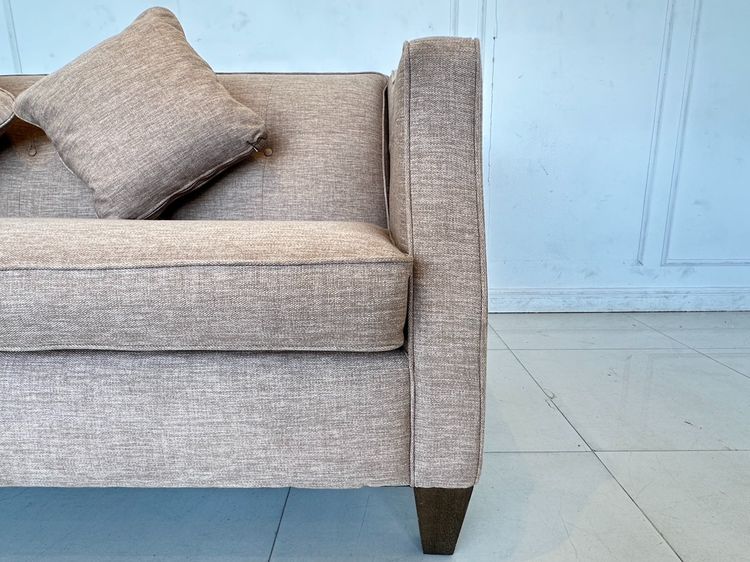 โซฟา 2 ที่นั่ง แบรนด์ LA-Z-BOY เบาะและโครงหุ้มผ้าสีน้ำตาลพิงหลังดึงดุม รูปที่ 10