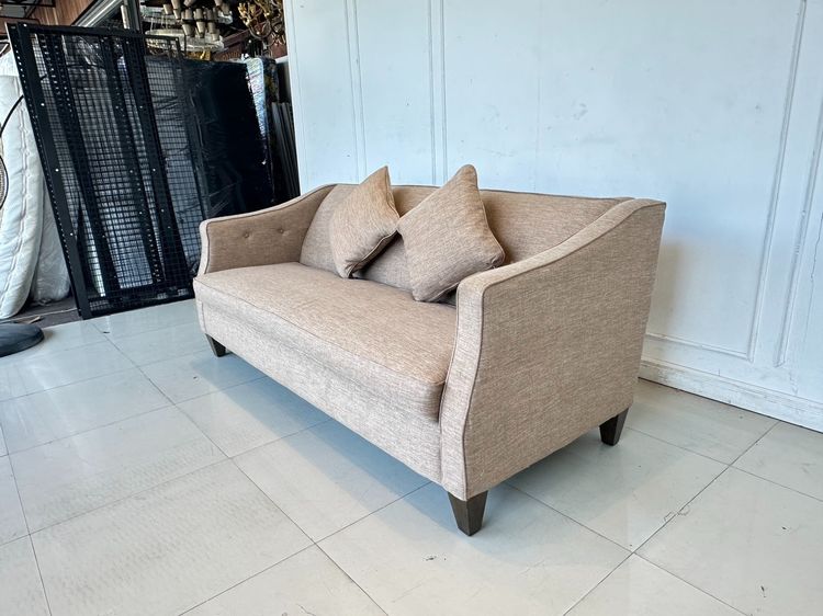 โซฟา 2 ที่นั่ง แบรนด์ LA-Z-BOY เบาะและโครงหุ้มผ้าสีน้ำตาลพิงหลังดึงดุม รูปที่ 4