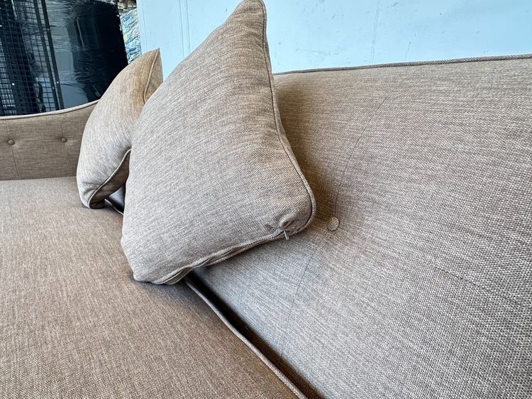 โซฟา 2 ที่นั่ง แบรนด์ LA-Z-BOY เบาะและโครงหุ้มผ้าสีน้ำตาลพิงหลังดึงดุม รูปที่ 8