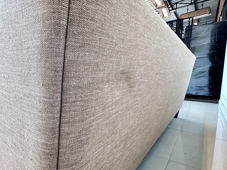 โซฟา 2 ที่นั่ง แบรนด์ LA-Z-BOY เบาะและโครงหุ้มผ้าสีน้ำตาลพิงหลังดึงดุม รูปที่ 6