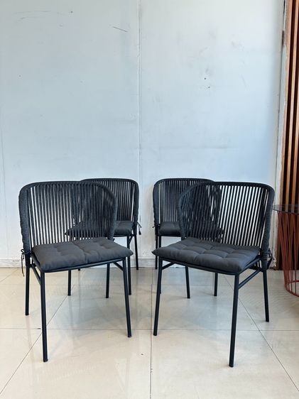 เก้าอี้นวม/เก้าอี้มีที่เท้าแขน ผ้าหุ้มเบาะ เก้าอี้ สไตล์โมเดิร์น พิงหลังร้อยเชือกถักสีดำ มีเบาะผ้าสีเทา โครงขาเหล็กอัลลอยด์ 