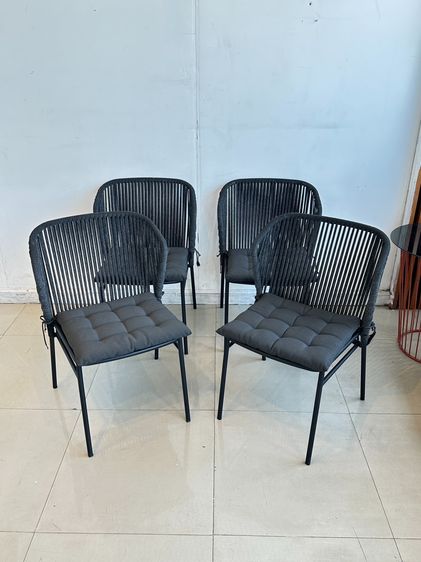 เก้าอี้ สไตล์โมเดิร์น พิงหลังร้อยเชือกถักสีดำ มีเบาะผ้าสีเทา โครงขาเหล็กอัลลอยด์  รูปที่ 2