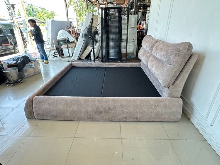 เตียงนอน ฐานสำเร็จรูป 6 ฟุต โครงไม้ MDF บุผ้ากำมะหยี่สีเทา รูปที่ 4