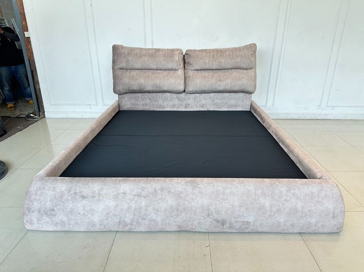 ใหญ่ เตียงนอน ฐานสำเร็จรูป 6 ฟุต โครงไม้ MDF บุผ้ากำมะหยี่สีเทา