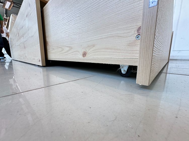 เตียงนอน 6 ฟุต ด้านข้างซ้ายมี 2 ลิ้นชัก คานกลาง เหล็ก 4 ท่อน ไม้อัด 1 แผ่น แผ่นรองไม้อัดสีเทา 3 แผ่น รูปที่ 15