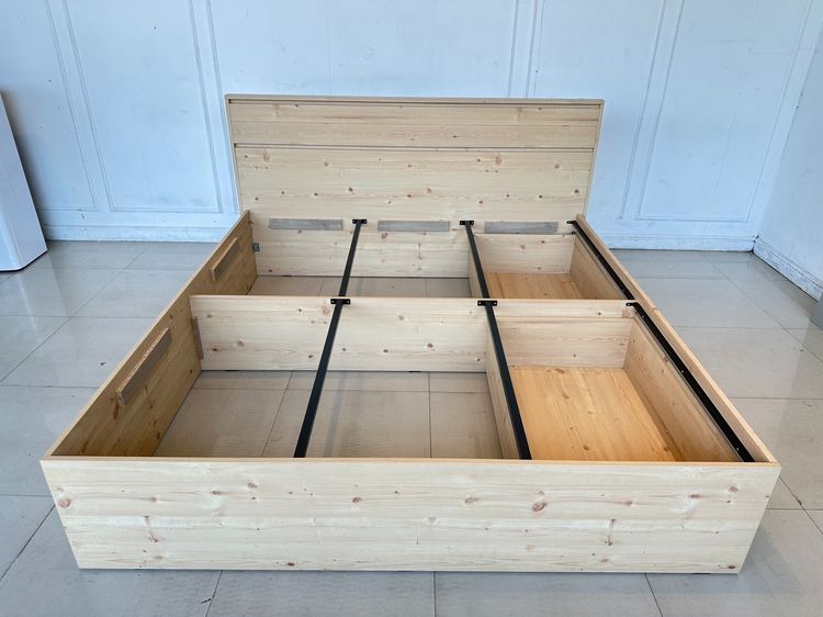 เตียงนอน 6 ฟุต ด้านข้างซ้ายมี 2 ลิ้นชัก คานกลาง เหล็ก 4 ท่อน ไม้อัด 1 แผ่น แผ่นรองไม้อัดสีเทา 3 แผ่น รูปที่ 16