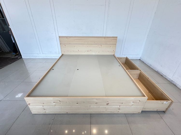 เตียงนอน 6 ฟุต ด้านข้างซ้ายมี 2 ลิ้นชัก คานกลาง เหล็ก 4 ท่อน ไม้อัด 1 แผ่น แผ่นรองไม้อัดสีเทา 3 แผ่น รูปที่ 13