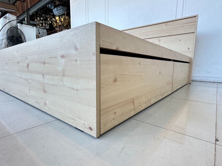 เตียงนอน 6 ฟุต ด้านข้างซ้ายมี 2 ลิ้นชัก คานกลาง เหล็ก 4 ท่อน ไม้อัด 1 แผ่น แผ่นรองไม้อัดสีเทา 3 แผ่น รูปที่ 12