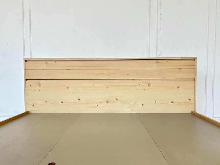 เตียงนอน 6 ฟุต ด้านข้างซ้ายมี 2 ลิ้นชัก คานกลาง เหล็ก 4 ท่อน ไม้อัด 1 แผ่น แผ่นรองไม้อัดสีเทา 3 แผ่น รูปที่ 9