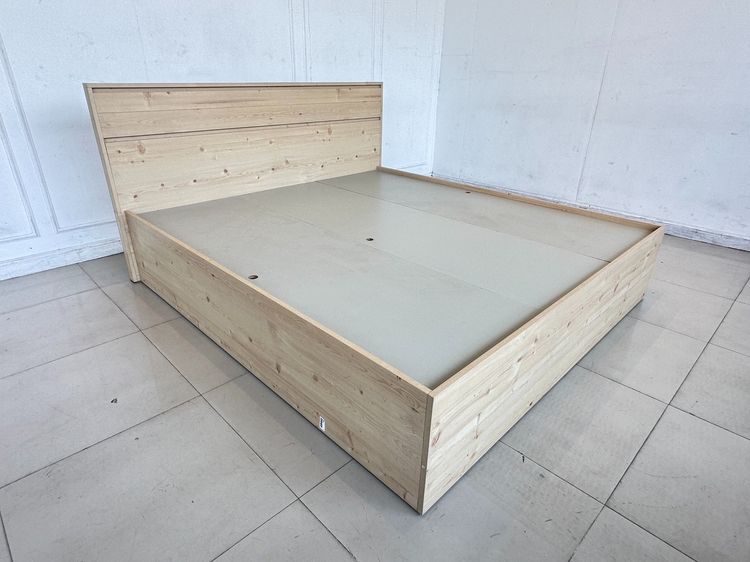 เตียงนอน 6 ฟุต ด้านข้างซ้ายมี 2 ลิ้นชัก คานกลาง เหล็ก 4 ท่อน ไม้อัด 1 แผ่น แผ่นรองไม้อัดสีเทา 3 แผ่น รูปที่ 3