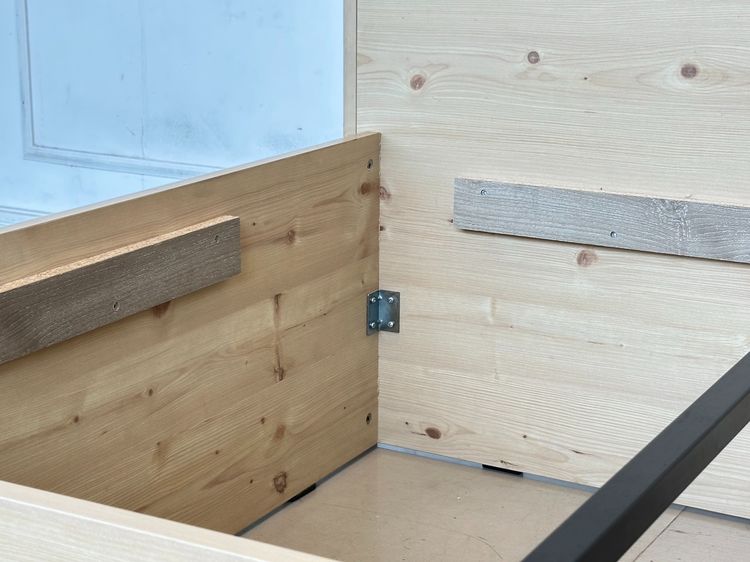 เตียงนอน 6 ฟุต ด้านข้างซ้ายมี 2 ลิ้นชัก คานกลาง เหล็ก 4 ท่อน ไม้อัด 1 แผ่น แผ่นรองไม้อัดสีเทา 3 แผ่น รูปที่ 18