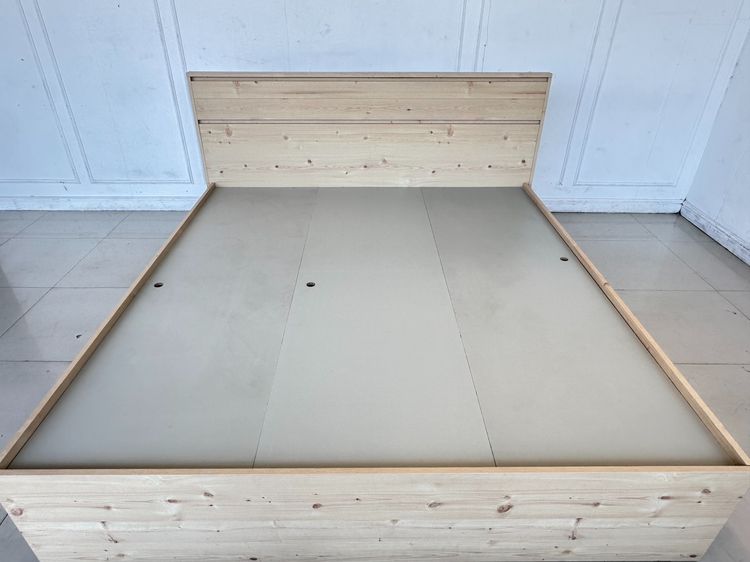 เตียงนอน 6 ฟุต ด้านข้างซ้ายมี 2 ลิ้นชัก คานกลาง เหล็ก 4 ท่อน ไม้อัด 1 แผ่น แผ่นรองไม้อัดสีเทา 3 แผ่น รูปที่ 10