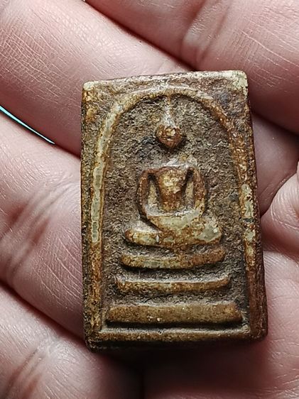 พระสมเด็จเก่ามาก อายุเป็นร้อยปี สภาพผ่านการใช้จากคนโบราณมาอย่างยาวนาน เนื้อใช้ช้ำแห้งเเดงอมน้ำตาลเก่า ได้เหมาพระบ้านเรือนไทยเก่ายกหิ้งมา  รูปที่ 7