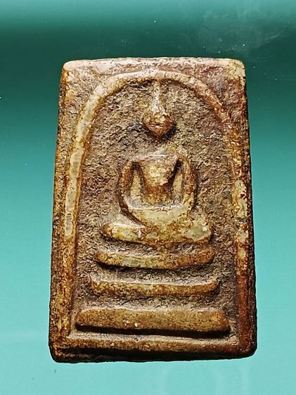 พระสมเด็จเก่ามาก อายุเป็นร้อยปี สภาพผ่านการใช้จากคนโบราณมาอย่างยาวนาน เนื้อใช้ช้ำแห้งเเดงอมน้ำตาลเก่า ได้เหมาพระบ้านเรือนไทยเก่ายกหิ้งมา 