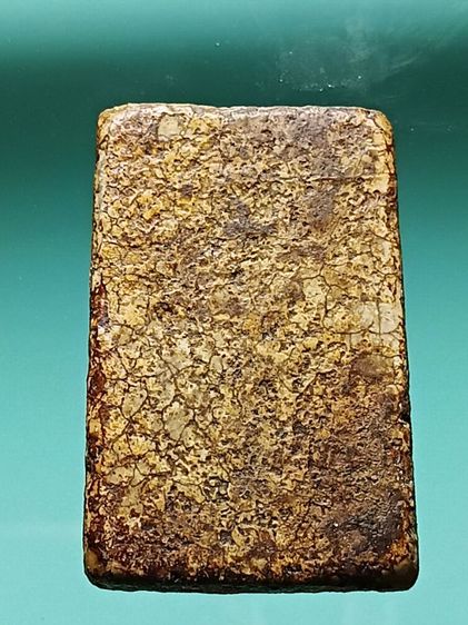 พระสมเด็จเก่ามาก อายุเป็นร้อยปี สภาพผ่านการใช้จากคนโบราณมาอย่างยาวนาน เนื้อใช้ช้ำแห้งเเดงอมน้ำตาลเก่า ได้เหมาพระบ้านเรือนไทยเก่ายกหิ้งมา  รูปที่ 2