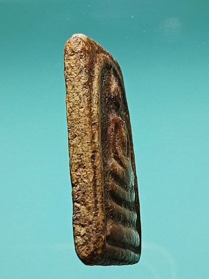 พระสมเด็จเก่ามาก อายุเป็นร้อยปี สภาพผ่านการใช้จากคนโบราณมาอย่างยาวนาน เนื้อใช้ช้ำแห้งเเดงอมน้ำตาลเก่า ได้เหมาพระบ้านเรือนไทยเก่ายกหิ้งมา  รูปที่ 3