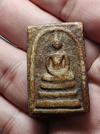 พระสมเด็จเก่ามาก อายุเป็นร้อยปี สภาพผ่านการใช้จากคนโบราณมาอย่างยาวนาน เนื้อใช้ช้ำแห้งเเดงอมน้ำตาลเก่า ได้เหมาพระบ้านเรือนไทยเก่ายกหิ้งมา  รูปที่ 9