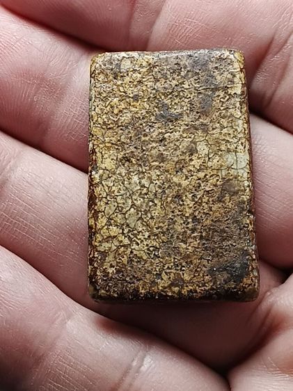 พระสมเด็จเก่ามาก อายุเป็นร้อยปี สภาพผ่านการใช้จากคนโบราณมาอย่างยาวนาน เนื้อใช้ช้ำแห้งเเดงอมน้ำตาลเก่า ได้เหมาพระบ้านเรือนไทยเก่ายกหิ้งมา  รูปที่ 10