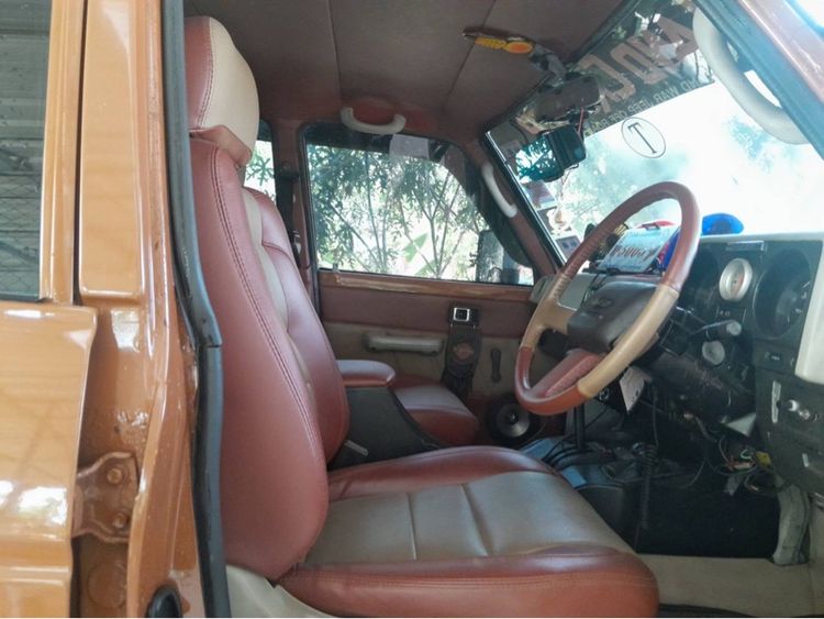 รถ Toyota Land Cruiser 4.0 4WD สี น้ำตาล