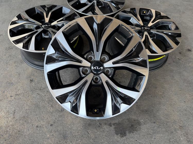 ล้อแม็กขอบ18 KIA GRAND CARNIVAL สภาพสวย รูปที่ 2
