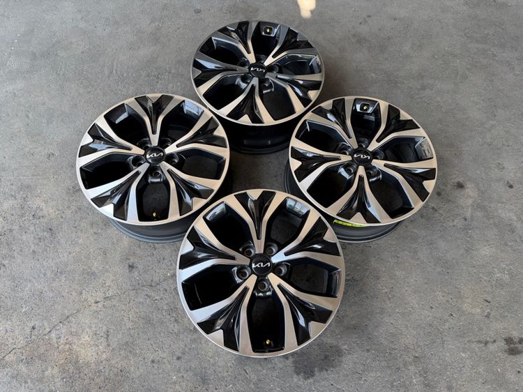 ล้อแม็กขอบ18 KIA GRAND CARNIVAL สภาพสวย รูปที่ 4
