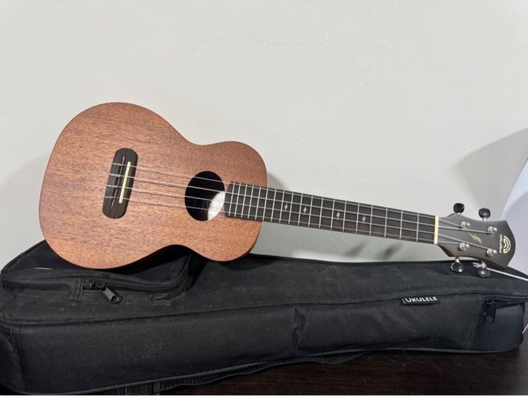 Ukulele aNueNue Thunder M II