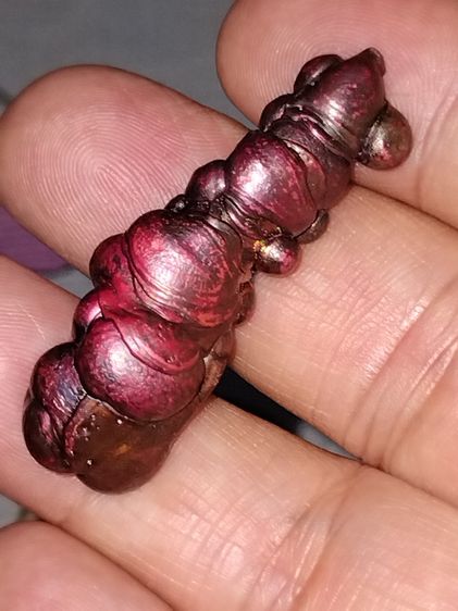 เหล็กไหลสุริยันราชา ทรงแคปซูล ขนาด 4.5 ซม.สีแดงเข้ม มีน้ำหนัก โดนแดดสีแดงมันวาว เป็นขนาดที่เหมาะสมสำหรับการสวมใส่และใช้งาน ทรงสวย แท้ หายาก 