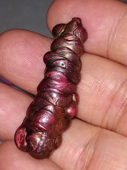 เหล็กไหลสุริยันราชา ทรงแคปซูล ขนาด 4.5 ซม.สีแดงเข้ม มีน้ำหนัก โดนแดดสีแดงมันวาว เป็นขนาดที่เหมาะสมสำหรับการสวมใส่และใช้งาน ทรงสวย แท้ หายาก  รูปที่ 2