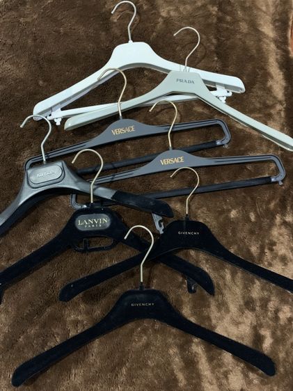 ไม้แขวนเสื้อแบรนด์เนม ขายเหมาแปดชิ้น