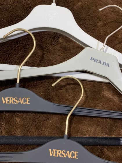 ไม้แขวนเสื้อแบรนด์เนม ขายเหมาแปดชิ้น รูปที่ 3