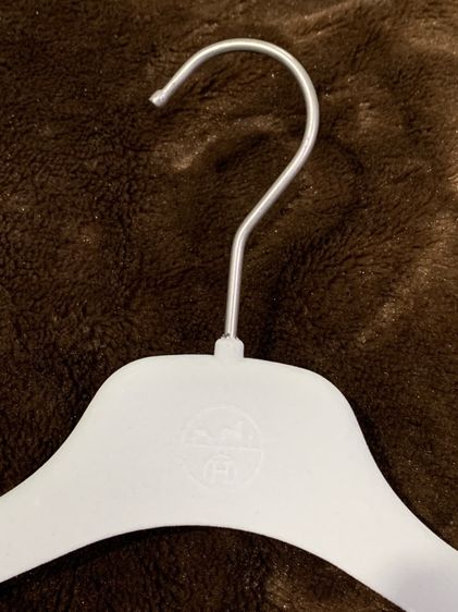 ไม้แขวนเสื้อแบรนด์เนม ขายเหมาแปดชิ้น รูปที่ 2