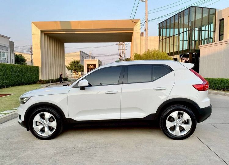 Volvo XC40 2020 2.0 T4 Momentum Utility-car เบนซิน ไม่ติดแก๊ส เกียร์อัตโนมัติ ขาว รูปที่ 4