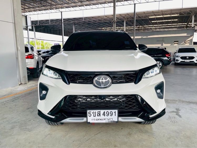 รถ Toyota Fortuner 2.4 Legender สี ขาว