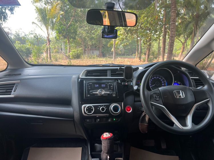 รถ Honda Jazz 1.5 V i-VTEC สี ขาว