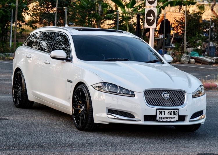 รถ Jaguar XF-Series 2.2 สี ขาว
