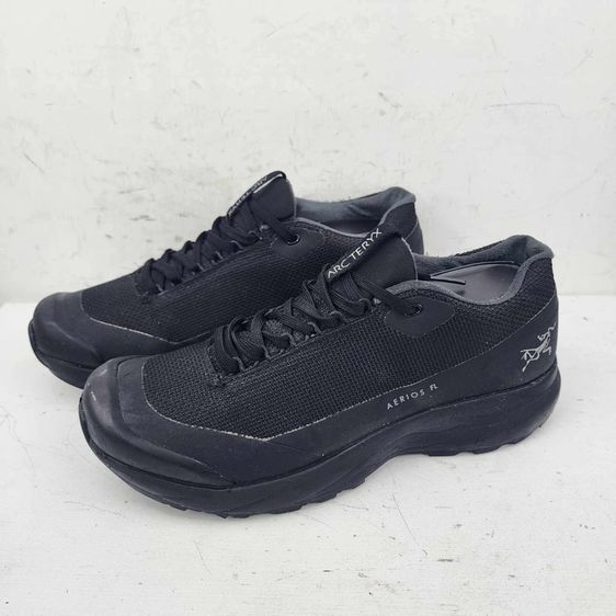 รองเท้า Arc teryx เบอร์ EU 40.5 cm 25.5 คนเท้า 25 -26.5 cm ใส่ได้ครับ สภาพพื้นเต็ม สภาพดีมาก เบามาก ทรงสวย ตัดเย็บดีมาก หายากน่าสะลมครับ