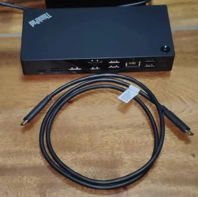 ThinkPad USB-C Dock Gen 2 พร้อมอุปกรณ์