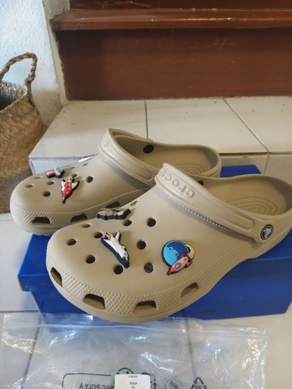 crocs แท้ พื้นเต็มๆ ใช้งานไม่ถึงเดือน สภาพดีมาก 