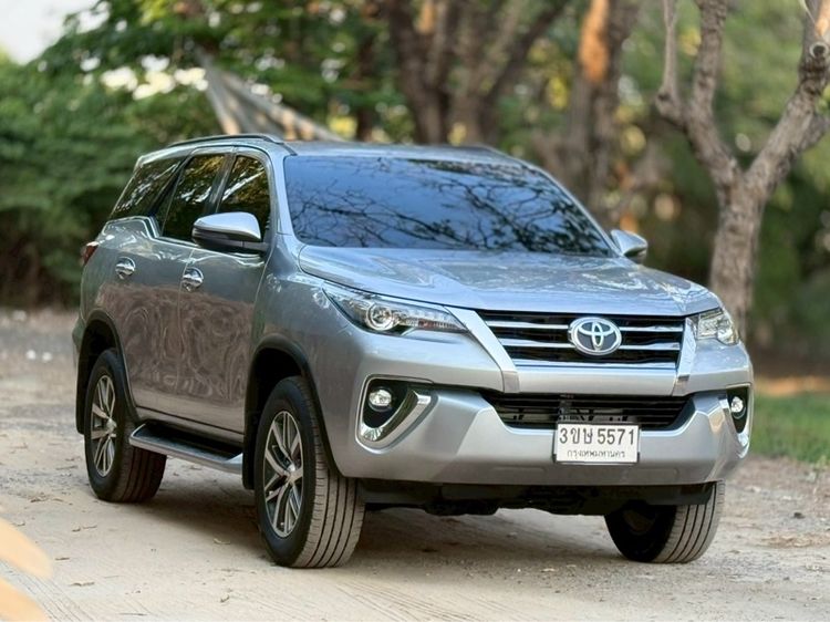 รถ Toyota Fortuner 2.4 V 4WD สี เทา