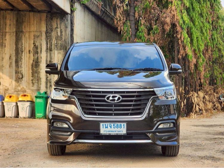 รถ Hyundai H-1  2.5 Elite Plus สี น้ำตาล