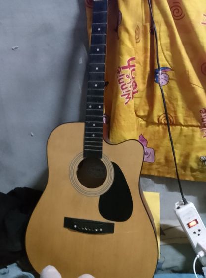 กีตาร์โปร่งทรง Dreadnought คอเว้า (Cutaway) ที่มีลักษณะคล้ายในรูป เช่นแบรนด์ Paramount รุ่น F601C 