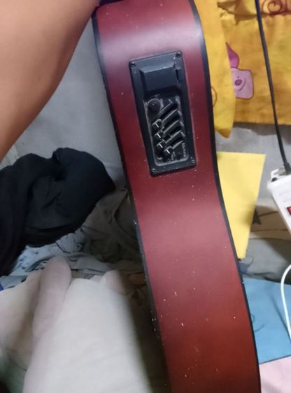 กีตาร์โปร่งทรง Dreadnought คอเว้า (Cutaway) ที่มีลักษณะคล้ายในรูป เช่นแบรนด์ Paramount รุ่น F601C  รูปที่ 3