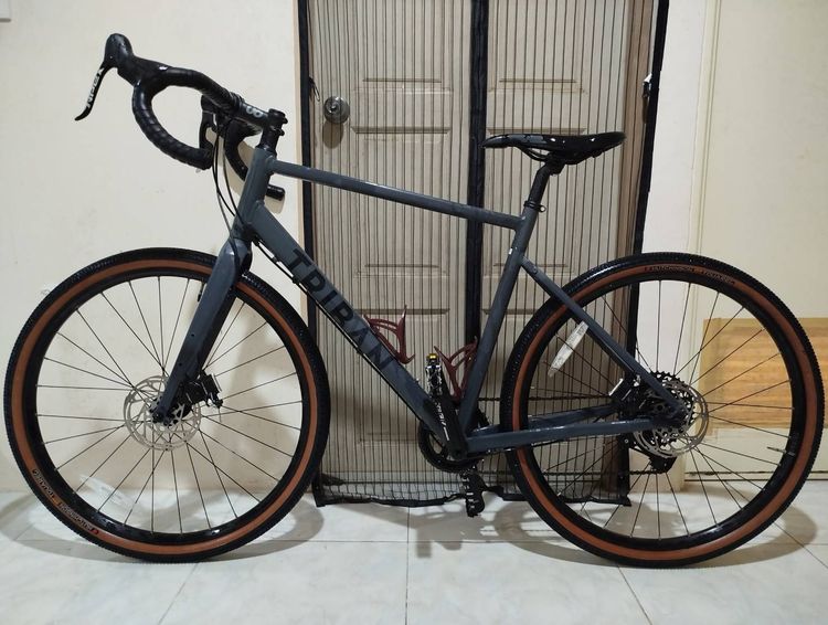 Selling my Triban GRVL 520 (Size M). Great gravel bike for commuting or long-distance touring. Best fits riders 173-181 cm tall. Well-mainta