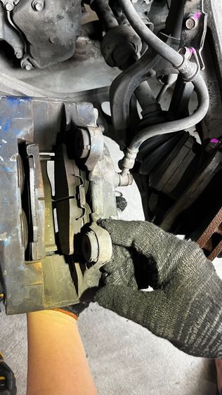 ปั๊มคาลิปเปอร์เบรค  Skyline R32  พร้อมขาใส่อยู่ในแอคคอร์ด G7 ผ้าเบรคหนา (สภาพสีมีริ้วรอย) รูปที่ 7