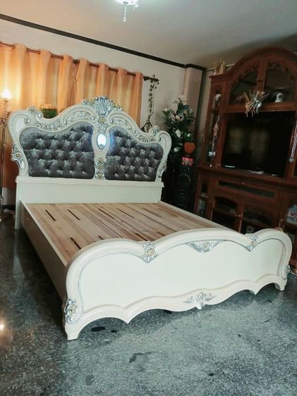 ใหญ่ เตียงหลุยส์ 6 ฟุต สวยมากเหมือนใหม่ 