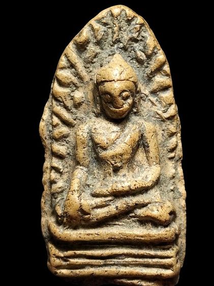 พระรอดลำพูนพิมพ์ใหญ่เนื้อละเอียดแน่นสวยๆครับ