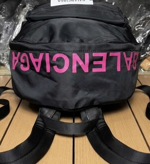 BALENCIAGA  Explorer Backpack ,Everyday Logo Backpack รูปที่ 6